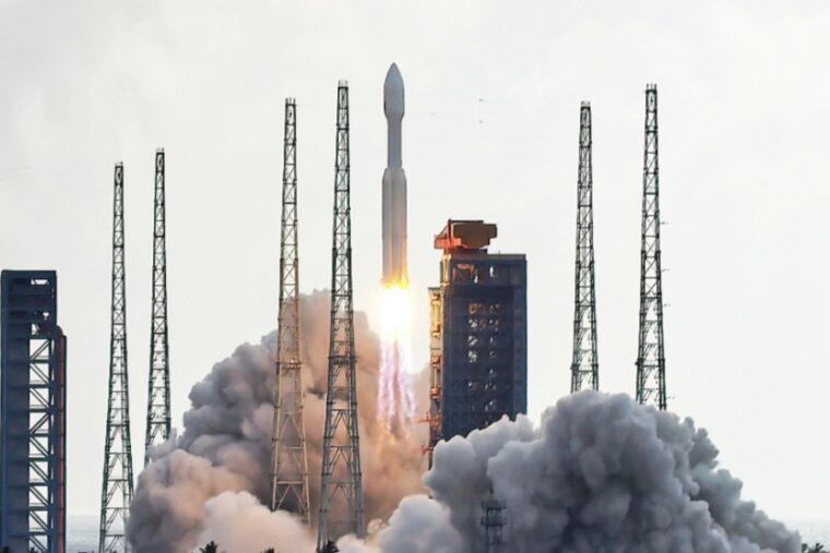 Китай успешно запустил ракету-носитель Чанчжэн-6А со спутниками связи на орбиту